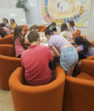 Sestry Jančové v Hornonitrianskej knižnici (12)